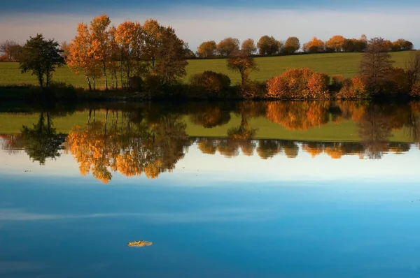 Lagoa de outono — Fotografia de Stock