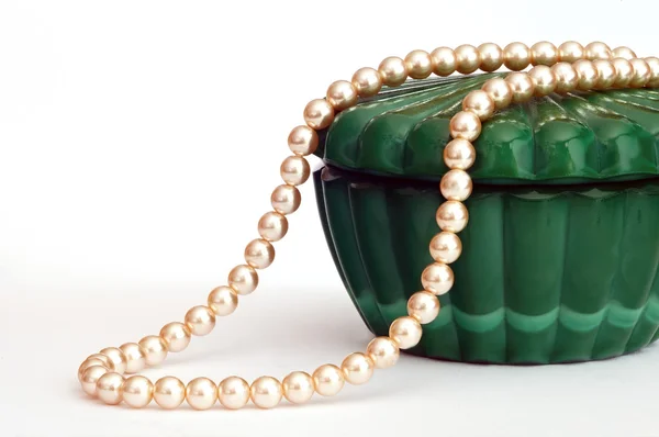 Perlen auf Untertasse — Stockfoto