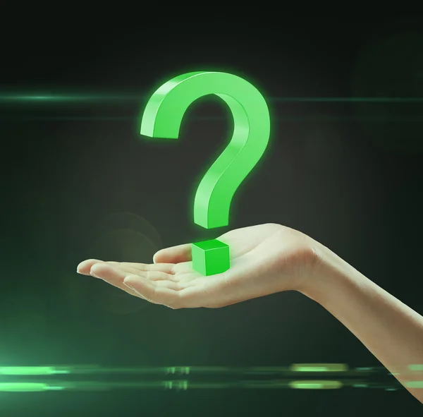 Ponto de interrogação verde na mão de uma mulher — Fotografia de Stock