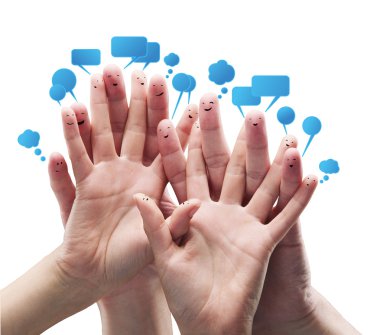 parmak suratlar sosyal sohbet işareti ve konuşma balonları ile mutlu grup