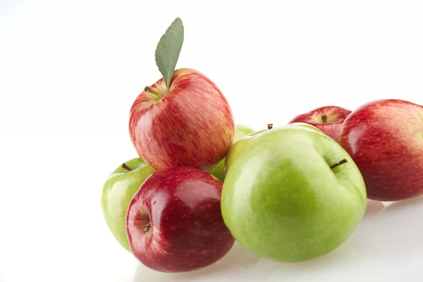 Группа различных яблок — стоковое фото