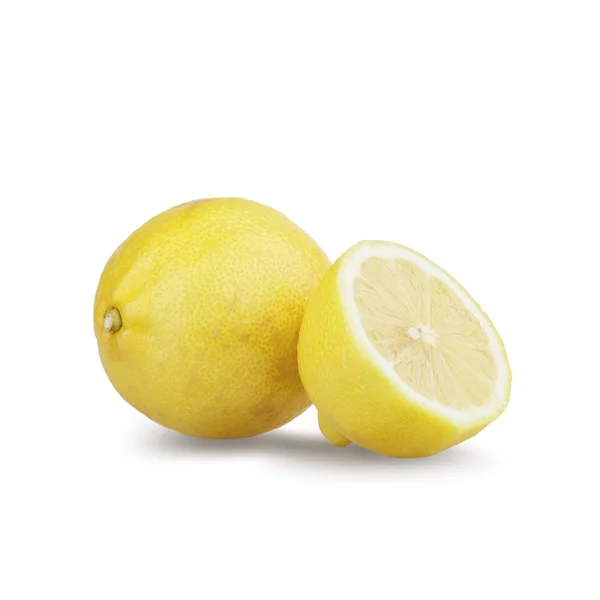 Zitrone und eine halbe Zitrone isoliert auf weißem Hintergrund — Stockfoto