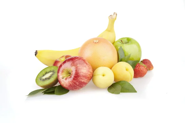 Composizione di diversi frutti isolati su fondo bianco — Foto Stock