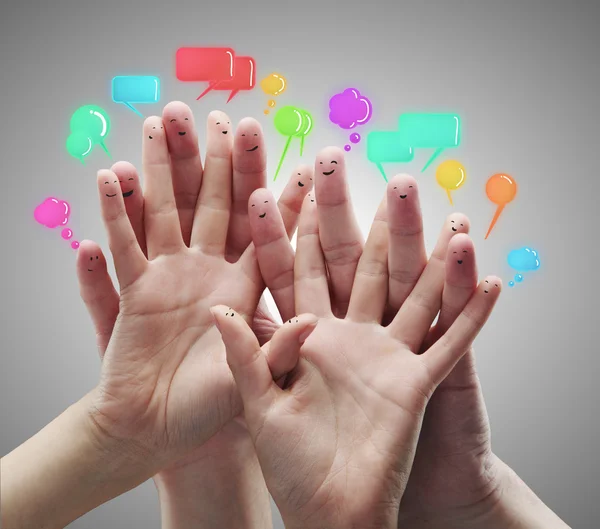 Šťastný skupina prst smajlíky sociální chat znamení a řeči bubliny — Stock fotografie