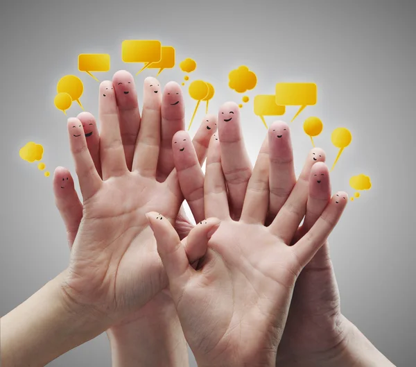 Ευτυχισμένη ομάδα δάχτυλο φατσούλες με φυσαλίδες σημάδι και ομιλία κοινωνική συνομιλίας — Φωτογραφία Αρχείου