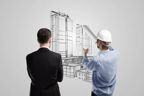 Arquitecto está mostrando un proyecto de construcción al director — Foto de Stock