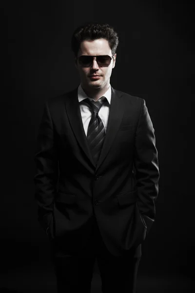 Portrait d'un jeune homme d'affaires en lunettes de soleil — Photo