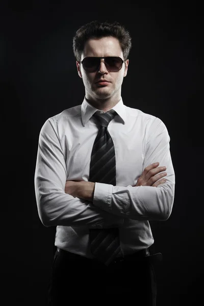 Portrét mladé podnikatele v sluneční brýle a bílé tričko — Stock fotografie