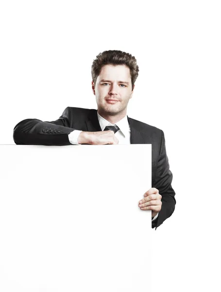 Mladý podnikatel drží prázdnou bílou tabuli — Stock fotografie