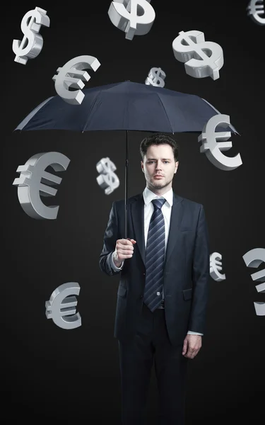 Hombre de negocios con paraguas bajo evro y signos de dólar lluvia —  Fotos de Stock