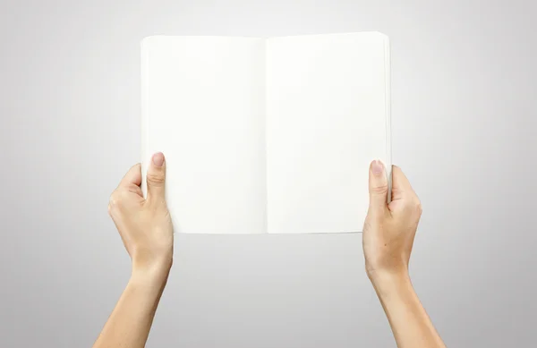 Kobieta ręce, trzymając pusty biały notebook — Zdjęcie stockowe