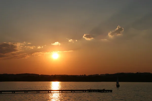 湖に沈む夕日 ストックフォト
