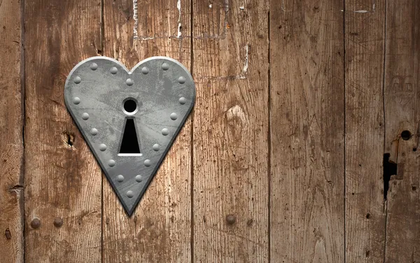 Herz-Schlüsselloch an einer Holztür — Stockfoto