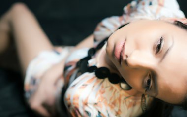 çekici esmer kadın kılığında