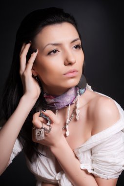 seksi çekici esmer kız