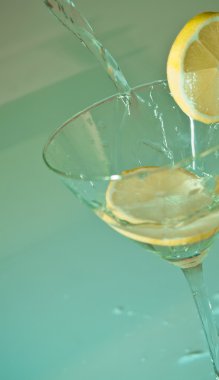 su içinde limon