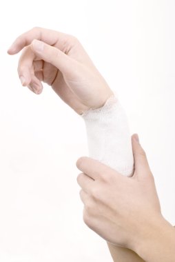 Beyaz bandaj ile el