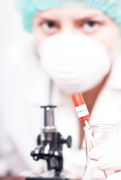 Woman in chemistry lab. — Stock Photo, Image