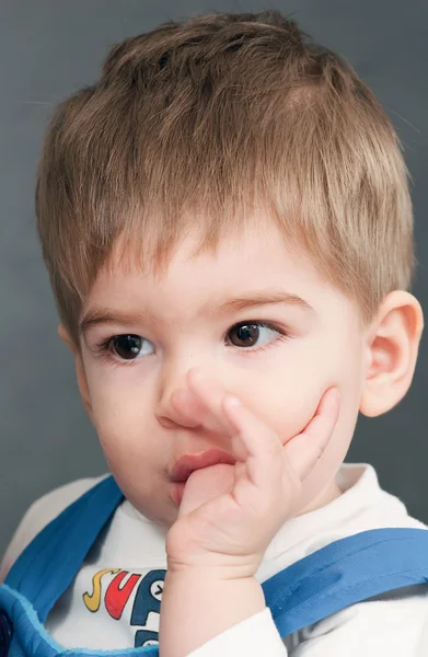 Bebé chico chupando dedo — Foto de Stock