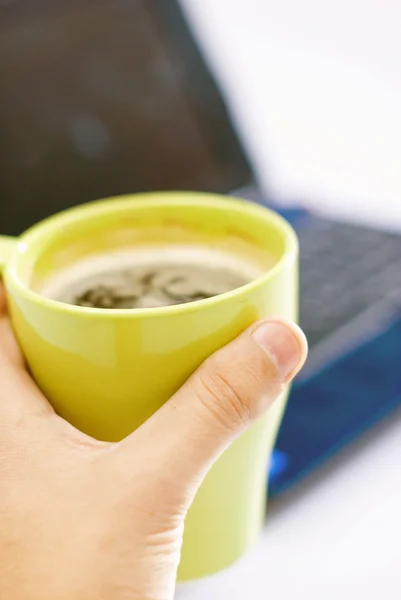 Mão segurando xícara de café . — Fotografia de Stock
