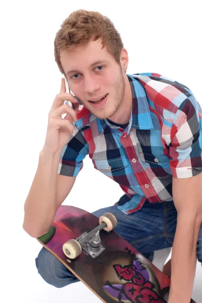 Deszkás fiú beszélt a telefonon — Stock Fotó