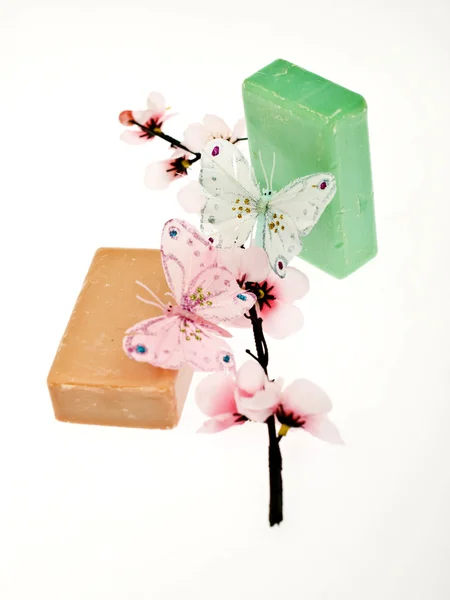 2 pieces of soap with 2 butterflys and a flower — Stock Photo, Image