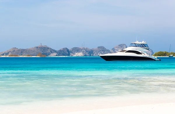 Luxusní jachta na pláži — Stock fotografie