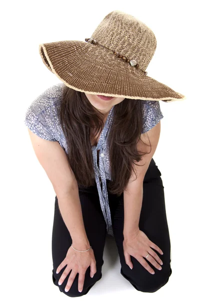 Kadın giyiyor şapka — Stok fotoğraf
