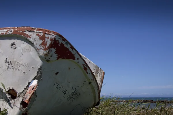 Antiguo bote salvavidas varado . —  Fotos de Stock