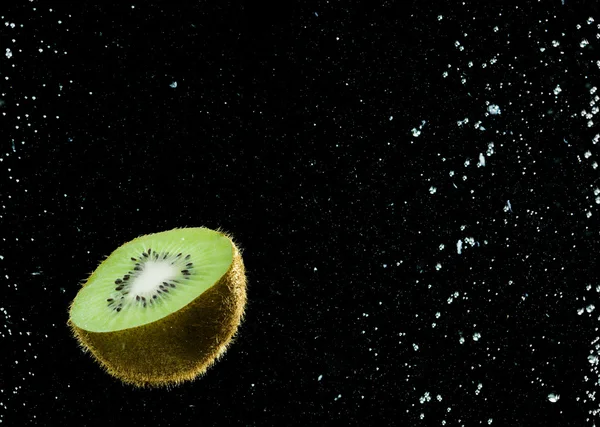 stock image Kiwifruit in water with air bubbles