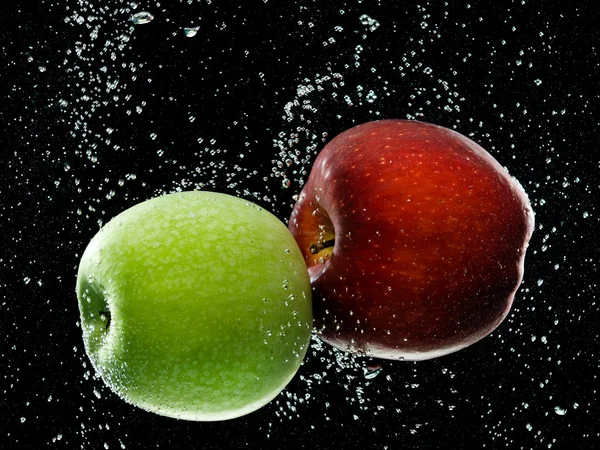 Czerwone i zielone jabłka w wodzie — Zdjęcie stockowe