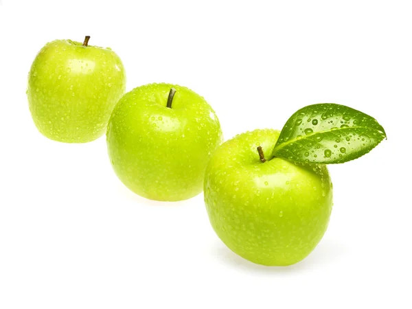 Blöta gröna äpplen på vit bakgrund — Stockfoto