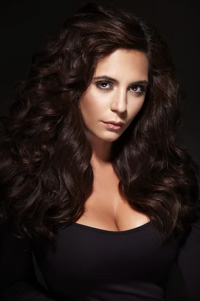 Невероятные молодые красивые женщины с потрясающими волосами — стоковое фото