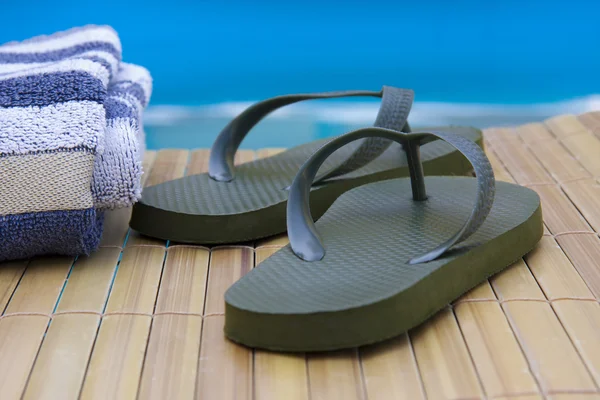 Sandalen und Handtücher am Pool, Urlaub — Stockfoto