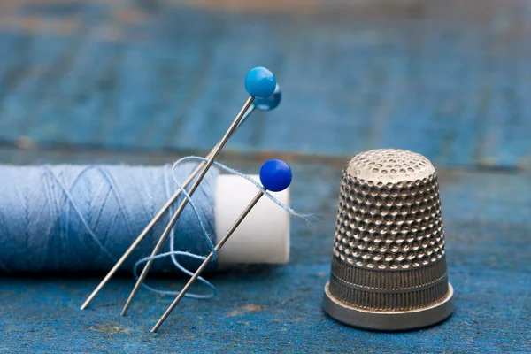 Thread, needles and thimble — Stock Photo, Image