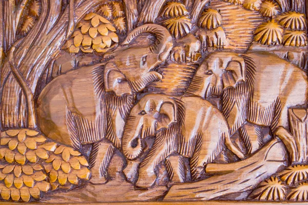 Elefante tallado en madera — Foto de Stock
