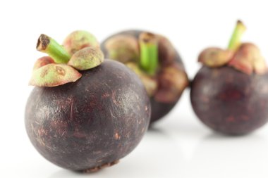 Beyaz arka planda mangosteen