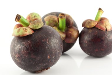 Beyaz arka planda mangosteen