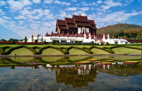 在泰国的蓝蓝的天空背景上的美丽寺 — 图库照片