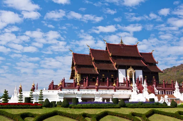 Красивый храм на голубом фоне неба в Таиланде — стоковое фото