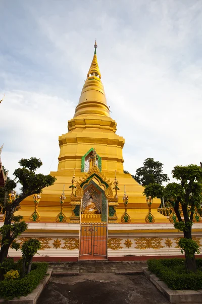 Pagoda d'oro in un tempio — Foto Stock
