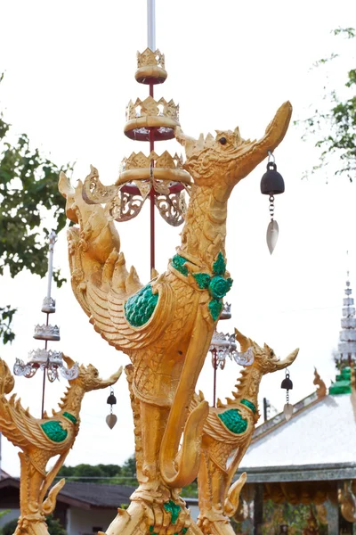 Лебединая статуя в храме — стоковое фото