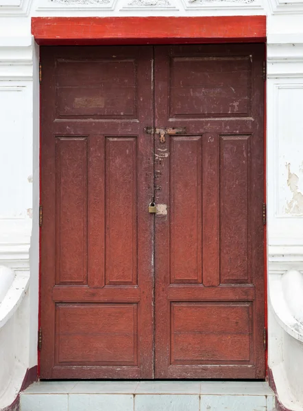 Alte Tür an der weißen Wand — Stockfoto