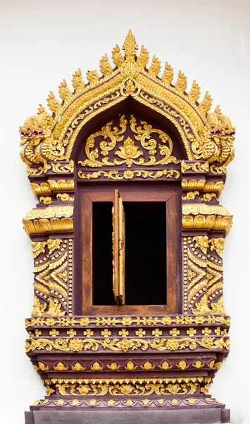 Antiga janela dourada do templo tailandês — Fotografia de Stock