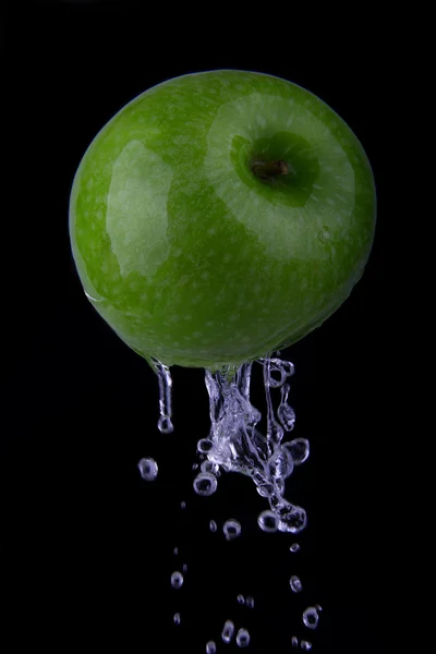 Green apple in a water — Stock Photo, Image