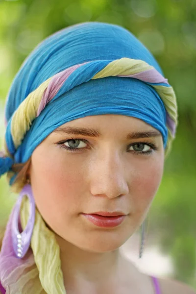 Kaunis tyttö sininen turbaani — kuvapankkivalokuva