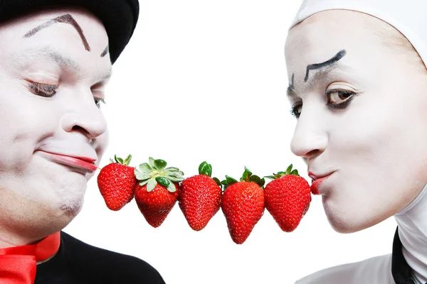 Couple de mims avec la fraise sur fond blanc Image En Vente