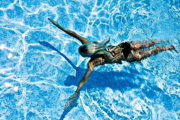 Mulheres nadando debaixo d 'água na piscina Fotos De Bancos De Imagens Sem Royalties