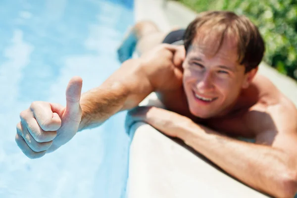 Homem mostrando um polegar perto de piscina Imagens De Bancos De Imagens Sem Royalties