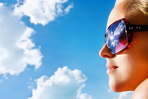 Young atractive woman wacthing the sky — Stock Photo, Image